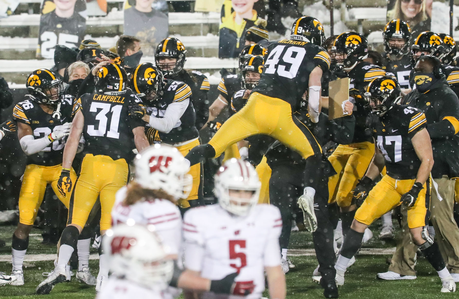 121220-qc-spt-iowa-wisc-fb-059